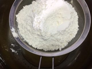 7、木糖醇栗子蓉月饼,筛入中筋粉