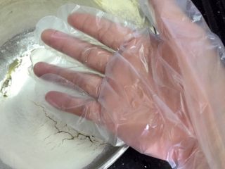 8、木糖醇栗子蓉月饼,戴上一次性手套抓捏均匀成面团