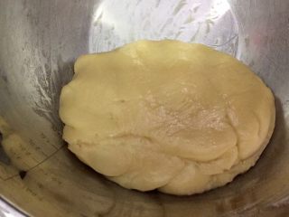 9、木糖醇栗子蓉月饼,盖上保鲜膜醒发1.5-2小时