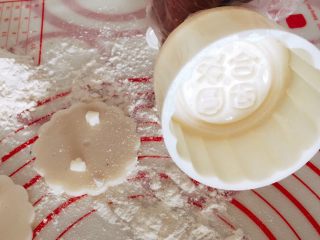 14、木糖醇栗子蓉月饼,在月饼模里放些粉，要每个角落都沾上面粉，然后把多余的面粉磕出来