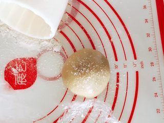 15、木糖醇栗子蓉月饼,在月饼上抹些许面粉