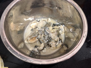 3、牡蛎豆腐汤,全部蚝肉取出。清洗除去小碎壳