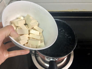 12、牡蛎豆腐汤,放入豆腐焯水，中小火炖煮一分钟