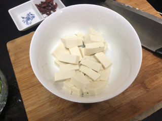 10、牡蛎豆腐汤,嫩豆腐切小块