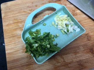 14、牡蛎豆腐汤,姜去皮切末，小葱清洗分别切末，香菜清洗切碎