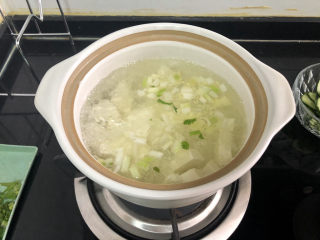 21、牡蛎豆腐汤,加入适量热水煮开