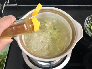 22、牡蛎豆腐汤,加入一茶匙太太乐鸡汁，