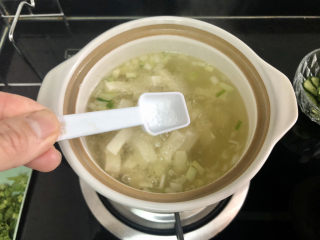 23、牡蛎豆腐汤,根据个人口味加少许食盐定味，加盖小火炖煮2分钟。蚝肉比较咸，食盐不要加多了。