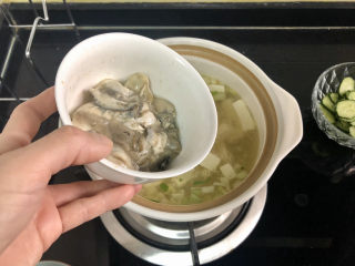 24、牡蛎豆腐汤,加入蚝肉
