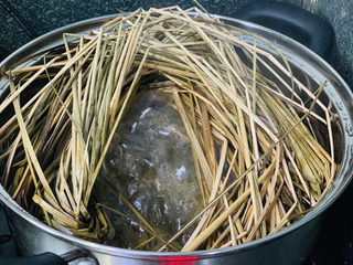 5、红豆粽子,另起一锅水烧开,放入粽绳煮