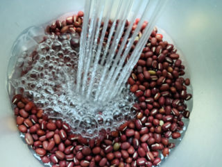 8、红豆粽子,红豆提前一天,洗净