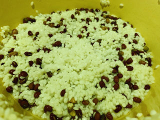 11、红豆粽子,第二天取出红豆和糯米,搅拌一起