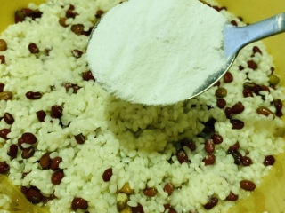 12、红豆粽子,沥干水,加食用碱搅拌均匀