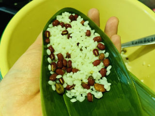 16、红豆粽子,加入红豆糯米,压紧