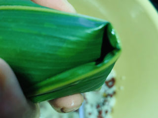 18、红豆粽子,多出部分,折过来