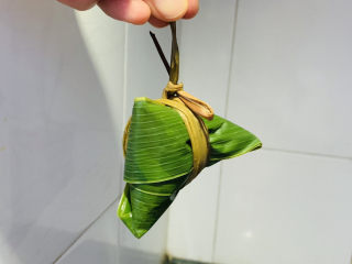 19、红豆粽子,绑上粽绳,完成一个粽子