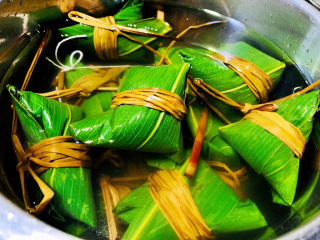 20、红豆粽子,放入高压锅,水盖过粽子,大火上汽,转中小火,压1小时