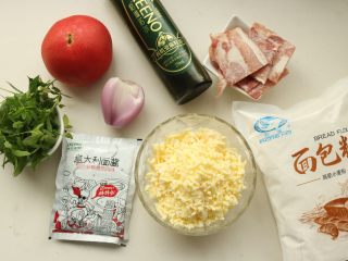 1、十香菜培根披萨,称量好食材。