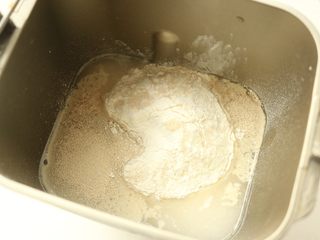 2、十香菜培根披萨,面团材料除了亚麻籽油都放进面包机内。