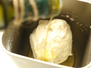 4、十香菜培根披萨,剩余8分钟的时候加入亚麻籽油，揉面至程序结束。