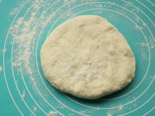 7、十香菜培根披萨,面团轻按排气。