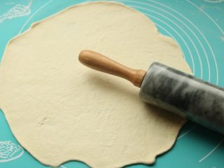 8、十香菜培根披萨,擀成薄薄的胚子，薄了才好吃。