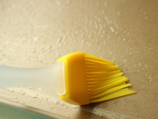 9、十香菜培根披萨,烤盘刷一层油。