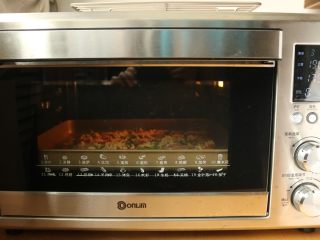 15、十香菜培根披萨,烤盘放入东菱电子岩烤烤箱，选择披萨程序，开始烤制。