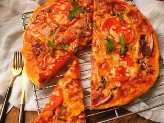 18、十香菜培根披萨,薄底无边才是披萨的正确打开方式。