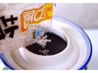 6、绿色美食+自制酸豆角,把粗盐也倒入罐中