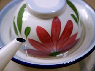 13、绿色美食+自制酸豆角,盖上盖子以后、倒入适量清水来封存罐里的豆角