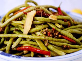 15、绿色美食+自制酸豆角,酸豆角腌制好了、看看、有木有诱惑到你呢、可以炒着吃、包饺子包子都很棒滴