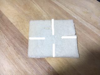 9、吐司披萨盏,用刀在吐司四边切口,切到距离中心一半的地方即可。如图所示。