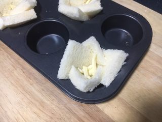 11、吐司披萨盏,放入少许的马苏里拉奶酪。