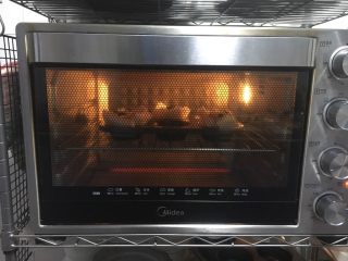 14、吐司披萨盏,将食材置于中层,加热5~6分钟,奶酪融化即可。