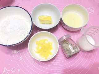 4、柠檬司康,材料合影，茄子????，盐是我自制的迷迭香柠檬海盐。迷迭香和柠檬也是好朋友呢！