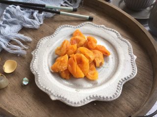 7、益心脾 补气血 养生菜 桂圆杏干牛肉脯,把杏干切成小块,块的大小与牛肉脯大小相当就可以。我是把杏干切成了两半。