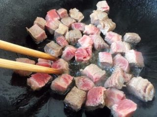 11、益心脾 补气血 养生菜 桂圆杏干牛肉脯,将牛肉脯煎至颜色发白就立刻盛出备用。