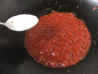 13、益心脾 补气血 养生菜 桂圆杏干牛肉脯,待酱汁熬至浓稠放入1勺的白糖炒匀。