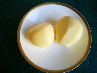 1、椒盐小土豆球,土豆洗净去皮。