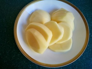 2、椒盐小土豆球,想要缩短蒸制时间把土豆切成片。