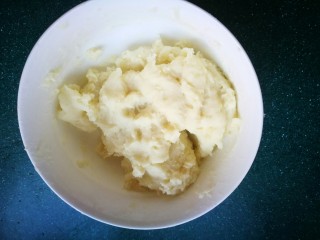 7、椒盐小土豆球,用手反复抓拌均匀。