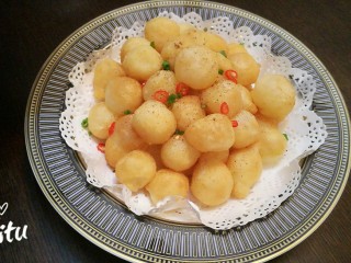 11、椒盐小土豆球,上面可以撒点花椒粉，再放些小葱和辣椒做点缀，也可以准备些番茄沙司或泰式辣酱蘸着吃。