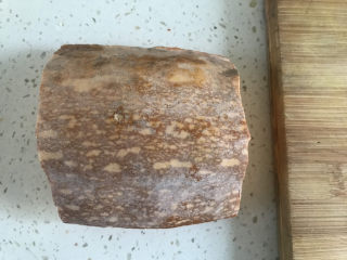 1、玉米南瓜粥,准备南瓜一块