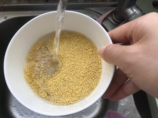 6、玉米南瓜粥,小米清洗干净