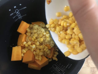 10、玉米南瓜粥,把玉米粒放入锅中