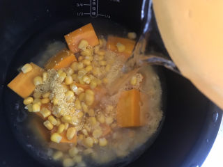 11、玉米南瓜粥,加入适量的清水