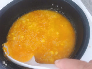 14、玉米南瓜粥,最后10分钟时，粥已经煮好了，用勺子把南瓜压碎