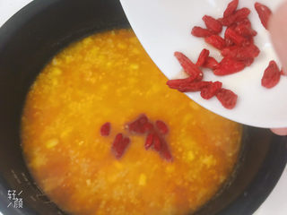 15、玉米南瓜粥,放入枸杞继续焖煮10分钟
