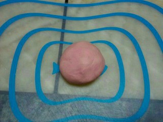 1、番茄汤圆,取20g糯米粉、10g澄粉（主料以外）混合后用开水和成柔软面团，加入少许抹茶粉揉成浅绿色面团。